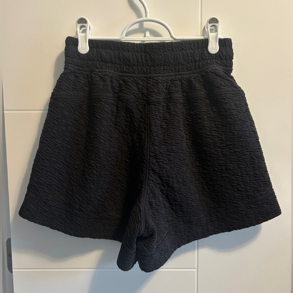 Lululemon Rippled Super-High-Rise Short 5" in Black ~ size 4 - Picture 7 of 8